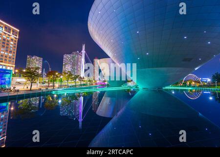 Incheon, Südkorea - 10. Oktober 2020: Hyperlapse of Tri-Bowl Building at Central Park in Songdo District, Incheon, Südkorea. Stockfoto