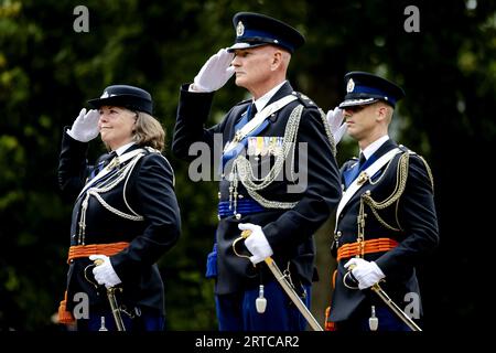 DEN HAAG - Annelore Roelofs (l) während der zeremoniellen Einsetzung des neuen Befehlshabers der Königlichen Militärpolizei. Sie tritt die Nachfolge von Generalleutnant Hans Leijtens an, dem Generaldirektor von Frontex, der Europäischen Agentur für die Grenz- und Küstenwache. ANP ROBIN VAN LONKHUIJSEN niederlande raus - belgien raus Stockfoto