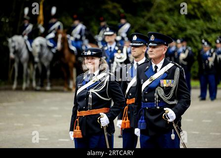 DEN HAAG - Annelore Roelofs (l) während der zeremoniellen Einsetzung des neuen Befehlshabers der Königlichen Militärpolizei. Sie tritt die Nachfolge von Generalleutnant Hans Leijtens an, dem Generaldirektor von Frontex, der Europäischen Agentur für die Grenz- und Küstenwache. ANP ROBIN VAN LONKHUIJSEN niederlande raus - belgien raus Stockfoto