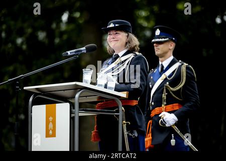 DEN HAAG - Annelore Roelofs (l) während der zeremoniellen Einsetzung des neuen Befehlshabers der Königlichen Militärpolizei. Sie tritt die Nachfolge von Generalleutnant Hans Leijtens an, dem Generaldirektor von Frontex, der Europäischen Agentur für die Grenz- und Küstenwache. ANP ROBIN VAN LONKHUIJSEN niederlande raus - belgien raus Stockfoto