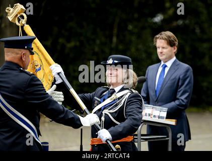 Annelore Roelofs (m) während der zeremoniellen Einsetzung des neuen Befehlshabers der Königlichen Militärpolizei. Sie tritt die Nachfolge von Generalleutnant Hans Leijtens an, dem Generaldirektor von Frontex, der Europäischen Agentur für die Grenz- und Küstenwache. ANP ROBIN VAN LONKHUIJSEN niederlande raus - belgien raus Stockfoto