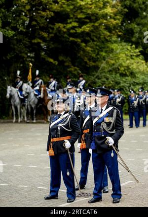 DEN HAAG - Annelore Roelofs (l) während der zeremoniellen Einsetzung des neuen Befehlshabers der Königlichen Militärpolizei. Sie tritt die Nachfolge von Generalleutnant Hans Leijtens an, dem Generaldirektor von Frontex, der Europäischen Agentur für die Grenz- und Küstenwache. ANP ROBIN VAN LONKHUIJSEN niederlande raus - belgien raus Stockfoto