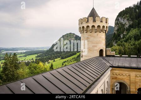 Blick von Schloss Neuschwanstein nach Hornberg und Bannwaldsee, Hohenschwangau bei Fuessen, Allgaeu, Bayern, Deutschland, Europa Stockfoto