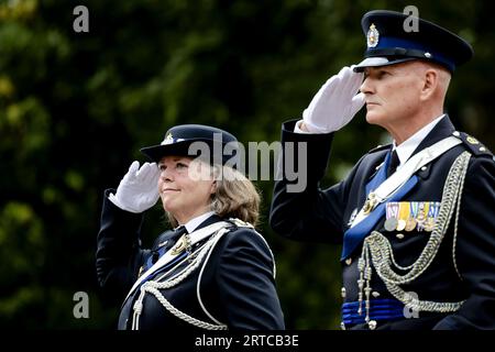 DEN HAAG - Annelore Roelofs (l) während der zeremoniellen Einsetzung des neuen Befehlshabers der Königlichen Militärpolizei. Sie tritt die Nachfolge von Generalleutnant Hans Leijtens an, dem Generaldirektor von Frontex, der Europäischen Agentur für die Grenz- und Küstenwache. ANP ROBIN VAN LONKHUIJSEN niederlande raus - belgien raus Stockfoto