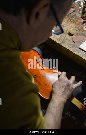 Lutist Philippe Devanneaux arbeitete in seinem Geschäft in Cremona, Italien Stockfoto