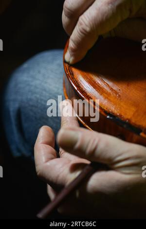 Lutist Philippe Devanneaux arbeitete in seinem Geschäft in Cremona, Italien Stockfoto