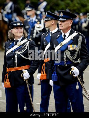 DEN HAAG - Annelore Roelofs (l) während der zeremoniellen Einsetzung des neuen Befehlshabers der Königlichen Militärpolizei. Sie tritt die Nachfolge von Generalleutnant Hans Leijtens an, dem Generaldirektor von Frontex, der Europäischen Agentur für die Grenz- und Küstenwache. ANP ROBIN VAN LONKHUIJSEN niederlande raus - belgien raus Stockfoto