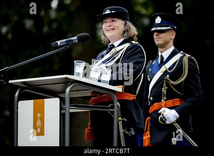 DEN HAAG - Annelore Roelofs (l) während der zeremoniellen Einsetzung des neuen Befehlshabers der Königlichen Militärpolizei. Sie tritt die Nachfolge von Generalleutnant Hans Leijtens an, dem Generaldirektor von Frontex, der Europäischen Agentur für die Grenz- und Küstenwache. ANP ROBIN VAN LONKHUIJSEN niederlande raus - belgien raus Stockfoto