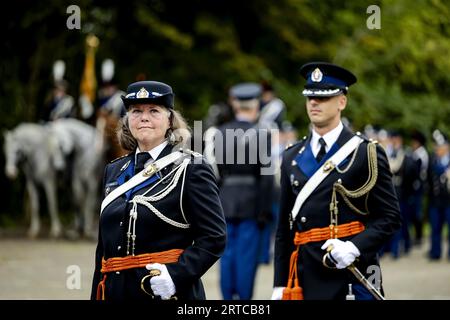 DEN HAAG - Annelore Roelofs (l) während der zeremoniellen Einsetzung des neuen Befehlshabers der Königlichen Militärpolizei. Sie tritt die Nachfolge von Generalleutnant Hans Leijtens an, dem Generaldirektor von Frontex, der Europäischen Agentur für die Grenz- und Küstenwache. ANP ROBIN VAN LONKHUIJSEN niederlande raus - belgien raus Stockfoto