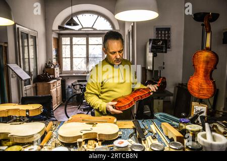 Lutist Philippe Devanneaux arbeitete in seinem Geschäft in Cremona, Italien Stockfoto