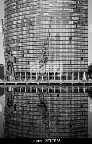 London Marriott Hotel Canary Wharf (entworfen von HOK, 2004), North Dock Cranes im Vordergrund; London, Großbritannien Stockfoto