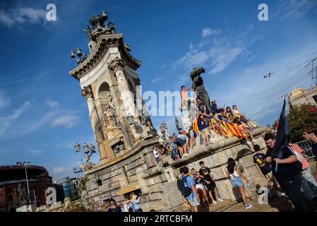 Barcelona, Katalonien, Spanien - 11. September 2023: Teilnehmer an der Demonstration des katalanischen Nationalfeiertags auf dem Brunnen des spanischen Squ Stockfoto