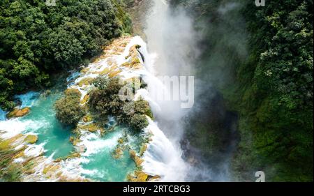 „Wassertropfen“ aus der Luft, Cascada de Tamul, Tanchachín, San Louis Potosi, Mexiko Stockfoto