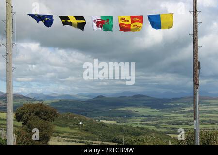 Fünf Fahnen fliegen in einer Linie mit Blick auf Snowdonia im Hintergrund Stockfoto