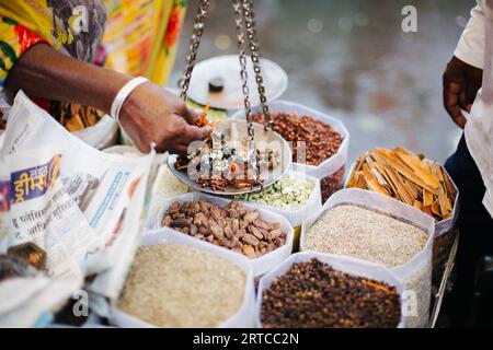 Pune, Indien, Gewürze werden gewogen und an Käufer auf dem Markt verkauft Stockfoto