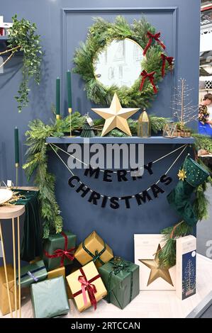 London, Großbritannien. September 2023. Die Top Drawer London 2023 – Design-LED Retail Trade Show zieht Hunderte von Besuchern an. Die neuesten Designer-Haushaltsgegenstände, Spielzeug, Karten, Mode und Schmuck werden an Hunderten von Ständen in London Olympia ausgestellt. Kredit: Siehe Li/Picture Capital/Alamy Live News Stockfoto