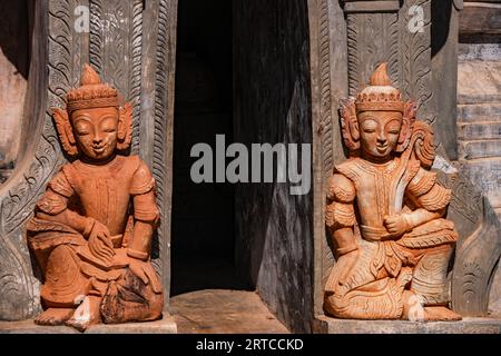 Zwei kunstvoll verzierte burmesische Wachen sitzen am Eingang einer Pagode als Grab im in-dein-Pagodenwald am Inle Lake, Myanmar, Asien Stockfoto