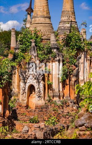 Die vielen bunten und bewachsenen Stupas des in-dein-Pagode-Waldes am Inle Lake in Myanmar, Asien Stockfoto