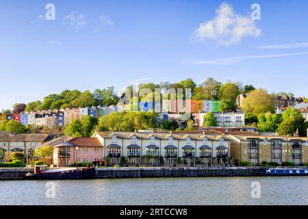 Farbenfrohe Häuser und Apartments mit Blick auf die Bristol Docks. Stockfoto