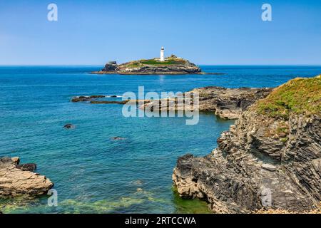 Godrevy Lighthouse, in der Nähe von St. Ives, Cornwall, Großbritannien, an einem hellen Sommertag. Stockfoto