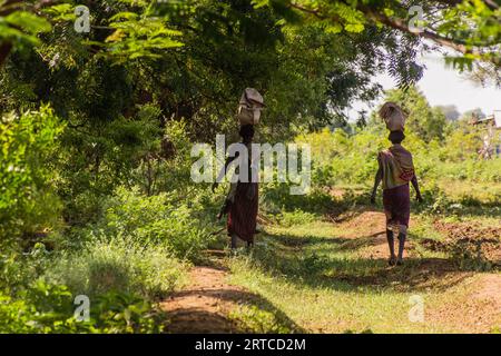 OMORATE, ÄTHIOPIEN - 5. FEBRUAR 2020: Daasanach-Stammesfrauen in der Nähe des Flusses Omo, Äthiopien Stockfoto