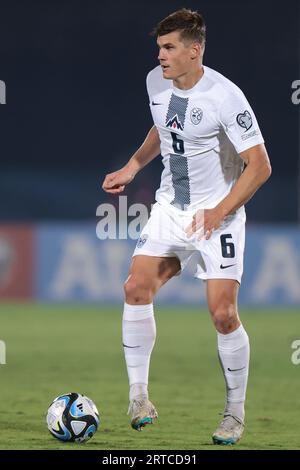 Serravalle, Italien. September 2023. Jaka Bijol aus Slowenien während des Spiels der UEFA EURO 2024 im San Marino Stadion in Serravalle. Auf dem Bild sollte stehen: Jonathan Moscrop/Sportimage Credit: Sportimage Ltd/Alamy Live News Stockfoto