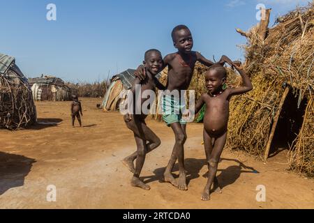 OMORATE, ÄTHIOPIEN - 5. FEBRUAR 2020: Daasanach-Stammesjungen in ihrem Dorf in der Nähe von Omorate, Äthiopien Stockfoto