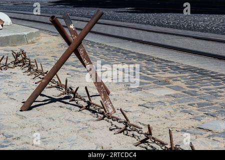 Eiserner Igel. Panzerabsperrung. Militärindustrie. Die Straße blockieren. Krieg in der Ukraine. Metallkonstruktion. Rostige Verteidigungsstruktur. Stockfoto