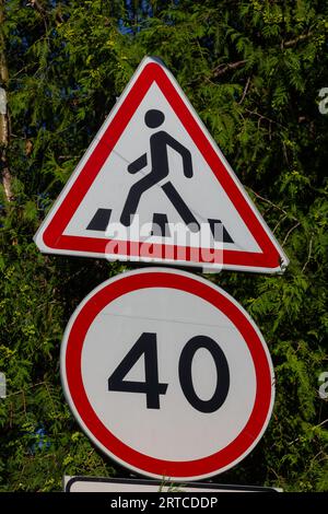 Verkehrsschilder, Autobahnschilder und Verkehrswarnschilder. Stockfoto