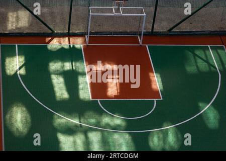 Draufsicht, Blick aus der Vogelperspektive auf die Schule mit Basketballplätzen. Stockfoto