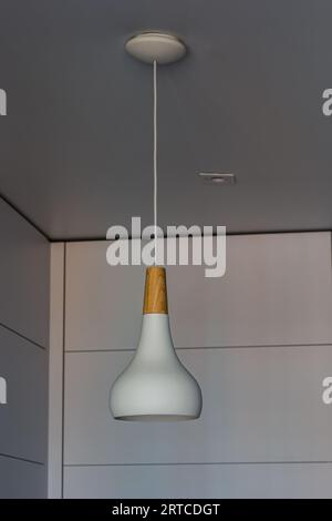 Schöne moderne Deckenlampen Glühbirnen Formen Dekoration für zu Hause und Leben auf der Wand Hintergrund mit Kopierraum für Text. Konzeptentwicklung INTE Stockfoto