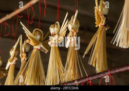 Traditionsengel aus handgemachtem Stroh. Nationale Traditionen der Ukraine. Stockfoto