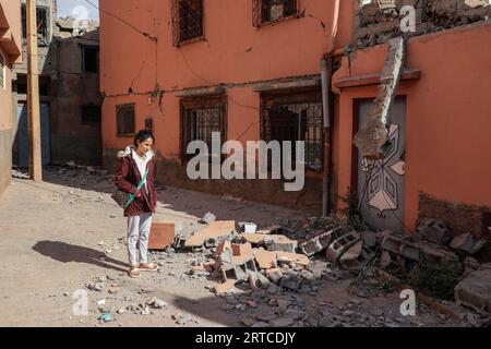 Al Haouz, Marokko. September 2023. Mariem, 27 Jahre alt, inspiziert ihr beschädigtes Haus in Asni Town nach dem starken Erdbeben, das Marokko am späten Freitag heimsuchte. Quelle: Khaled Nasraoui/dpa/Alamy Live News Stockfoto