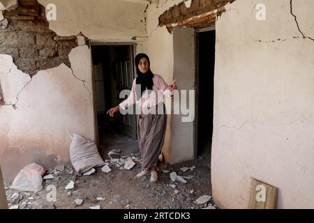 Al Haouz, Marokko. September 2023. Zahra, 60 Jahre alt, inspiziert ihr beschädigtes Haus in Asni Town nach dem starken Erdbeben, das Marokko am späten Freitag heimsuchte. Quelle: Khaled Nasraoui/dpa/Alamy Live News Stockfoto