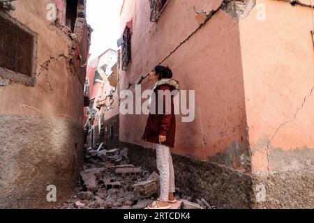 Al Haouz, Marokko. September 2023. Mariem, 27 Jahre alt, inspiziert ihr beschädigtes Haus in Asni Town nach dem starken Erdbeben, das Marokko am späten Freitag heimsuchte. Quelle: Khaled Nasraoui/dpa/Alamy Live News Stockfoto