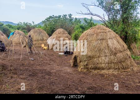 OMO VALLEY, ÄTHIOPIEN - 6. FEBRUAR 2020: Dorf Mursi, Äthiopien Stockfoto