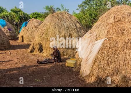 OMO VALLEY, ÄTHIOPIEN - 6. FEBRUAR 2020: Mursi-Dorf, Äthiopien Stockfoto