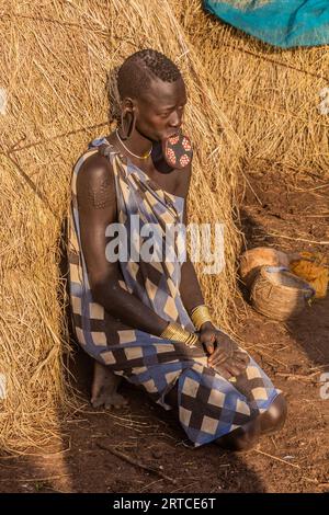 OMO VALLEY, ÄTHIOPIEN - 6. FEBRUAR 2020: Mursi-Stammesfrau in ihrem Dorf Äthiopien Stockfoto