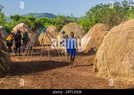 OMO VALLEY, ÄTHIOPIEN - 6. FEBRUAR 2020: Mursi-Dorf, Äthiopien Stockfoto