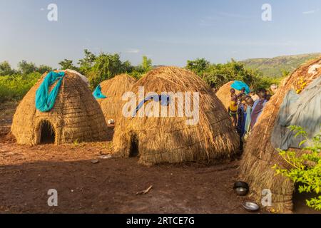 OMO VALLEY, ÄTHIOPIEN - 6. FEBRUAR 2020: Blick auf das Dorf Mursi, Äthiopien Stockfoto