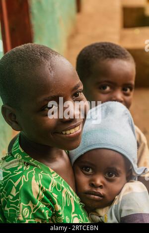 JINKA, ÄTHIOPIEN - 6. FEBRUAR 2020: Kinder in Jinka, Äthiopien Stockfoto