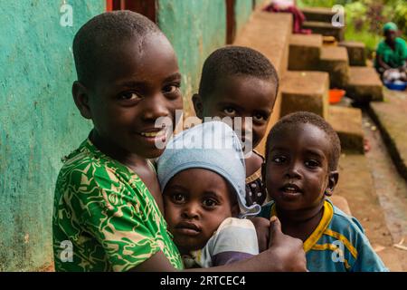 JINKA, ÄTHIOPIEN - 6. FEBRUAR 2020: Kinder in Jinka, Äthiopien Stockfoto