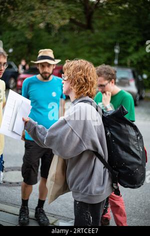 Nachdem Aktivisten der Letzten Generation von der Polizei präventiv inhaftiert wurden, nachdem sie mehrere Straßen blockiert hatten, wurde der erste Teil am 12. September 2023 aus dem Stadelheim Gefängnis in München freigelassen. Viele Unterstützer warteten vor den Türen des Internierungslagers. Die LastGen sieht die bayerischen Politiker als schlimmste Klimapolitik-Blockierer. Ferner fordert die letzte Generation eine Geschwindigkeitsbegrenzung von 100 km/h auf Autobahnen, die Einführung eines neun-Euro-Tickets und einen Climate Society Council (Foto: Alexander Pohl/SIPA USA) Stockfoto