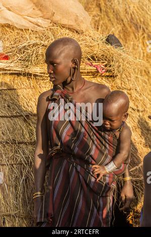 OMO VALLEY, ÄTHIOPIEN - 6. FEBRUAR 2020: Mursi-Stammesmädchen in ihrem Dorf, Äthiopien Stockfoto