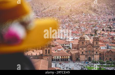 Tourist mit Wollhut auf dem Aussichtspunkt San Cristobal mit Blick auf den Hauptplatz von Cuzco. Peru Stockfoto