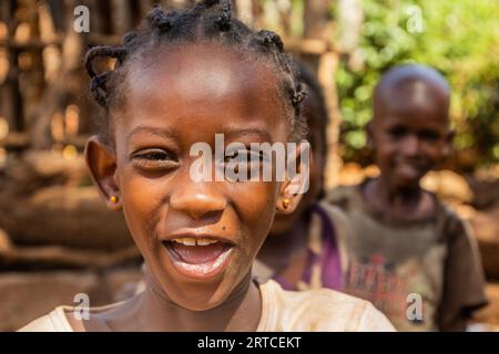 KONSO, ÄTHIOPIEN - 7. FEBRUAR 2020: Smiley Girl in einem traditionellen Konso-Dorf in Äthiopien Stockfoto