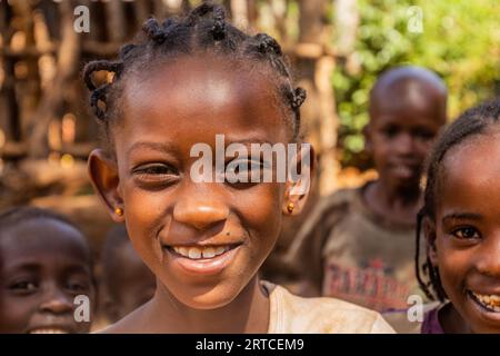 KONSO, ÄTHIOPIEN - 7. FEBRUAR 2020: Kinder in einem traditionellen Konso-Dorf in Äthiopien Stockfoto