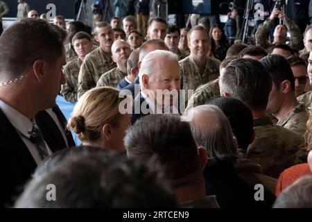 Anchorage, Vereinigte Staaten Von Amerika. 28. Juni 2019. Anchorage, Vereinigte Staaten von Amerika. 28. Juni 2019. US-Präsident Joe Biden, Center, begrüßt Soldaten und Flieger während einer Gedenkfeier zum 22. Jahrestag der Terroranschläge von 9/11 während einer Gedenkzeremonie auf der Joint Base Elmendorf-Richardson, 11. September 2023 in Anchorage, Alaska. Kredit: SRA Julia Lebens/USA Air Force Photo/Alamy Live News Stockfoto