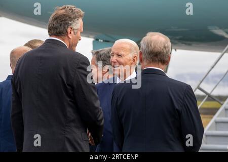 Anchorage, Vereinigte Staaten Von Amerika. September 2023. Anchorage, Vereinigte Staaten von Amerika. 11. September 2023. US-Präsident Joe Biden, rechts, wird vom Gouverneur von Alaska, Mike Dunleavy, links, begrüßt, als er an den 22. Jahrestag der Terroranschläge auf die Joint Base Elmendorf-Richardson, 11. September 2023 in Anchorage, Alaska, erinnert. Kredit: Cpt. Molly Treece/USA Army/Alamy Live News Stockfoto