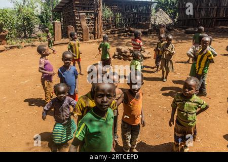 KONSO, ÄTHIOPIEN - 7. FEBRUAR 2020: Kinder in einem traditionellen Konso-Dorf in Äthiopien Stockfoto